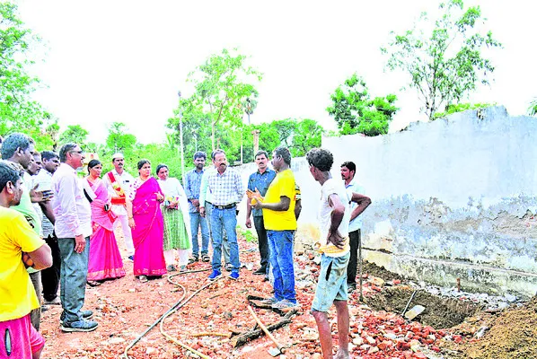 నత్తనడకన ఇళ్ల నిర్మాణం