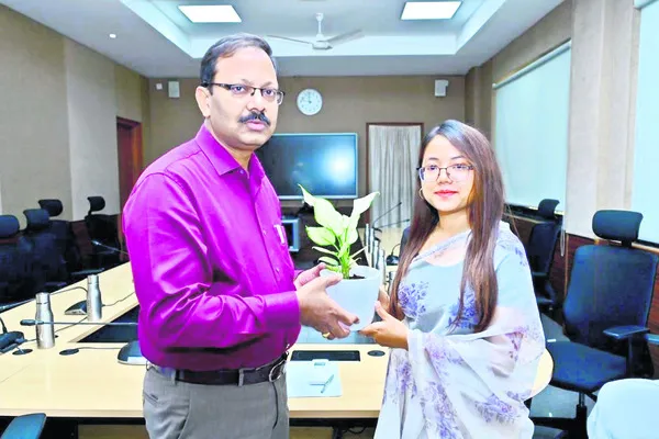 కలెక్టర్ను కలిసిన ట్రెయినీ కలెక్టర్