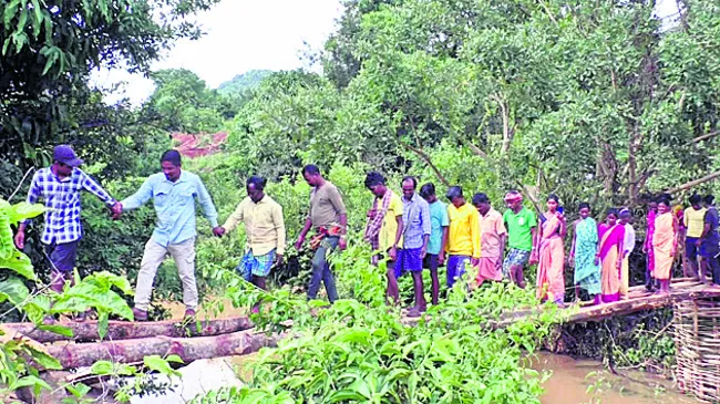 పాలకుల ఆలస్యం.. గిరిజనుల లౌక్యం