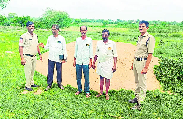 పొలాల వద్ద ఇసుక డంపులు