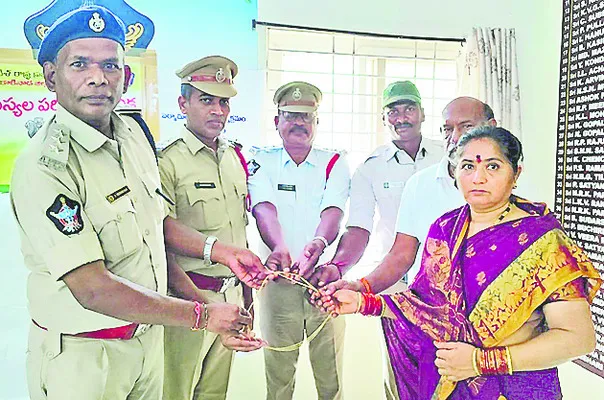 బాధితురాలి చేతికి చేరిన బంగారు గొలుసు
