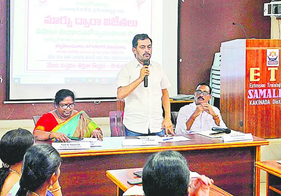 నాయకత్వ లక్షణాలు అలవర్చుకోవాలి