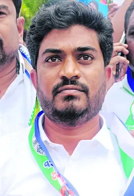 ప్రశ్నిస్తే కేసులా? 