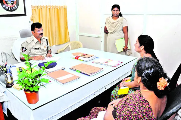 ఫిర్యాదుల పరిష్కారంలో అలసత్వం తగదు
