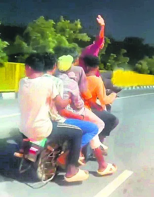 రీల్స్ కోసం బైక్పై ప్రమాదకర స్టంట్