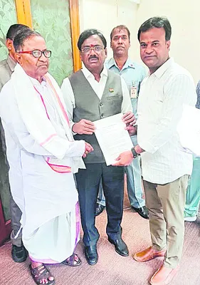 ఇన్చార్జి మంత్రిని కలిసిన నాగపురి