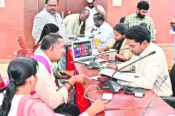 అర్జీల పరిష్కారంలో అలసత్వం వద్దు