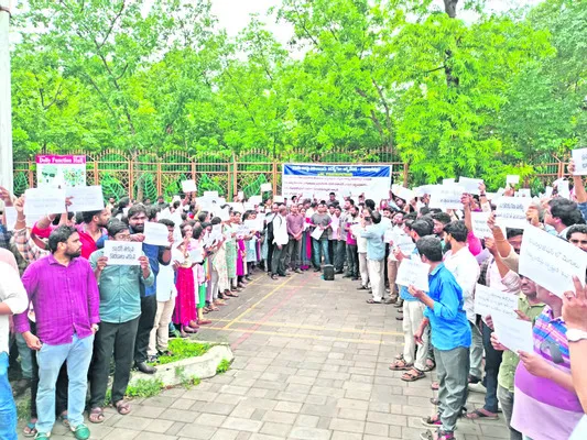 సచివాలయ ఉద్యోగుల నిరసన