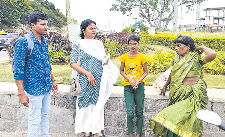 Yadagirigutta Traffic Constable Koti Help Girl