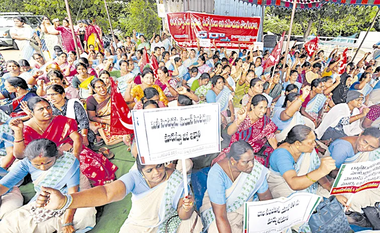 Anganwadi Workers Protest At Collectorates Over Chandrababu Promises: Andhra Pradesh