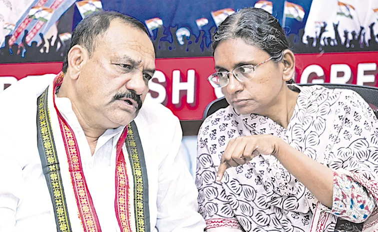 Meenakshi Natarajan in a meeting with TPCC district observers: Telangana
