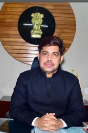 Meet specially abled son of cycle-repair shop owner who sell bangles  now IAS officer4