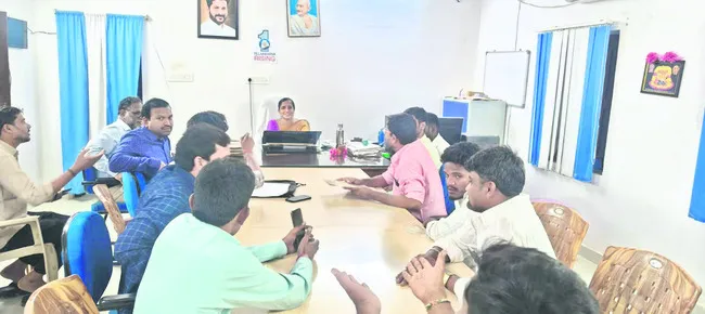 న్యాయం చేయకుంటే ఆత్మహత్యలు చేసుకుంటాం 
