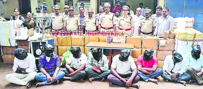 ఏసీ బ్లాక్ నకిలీ మద్యం గుట్టు రట్టు
