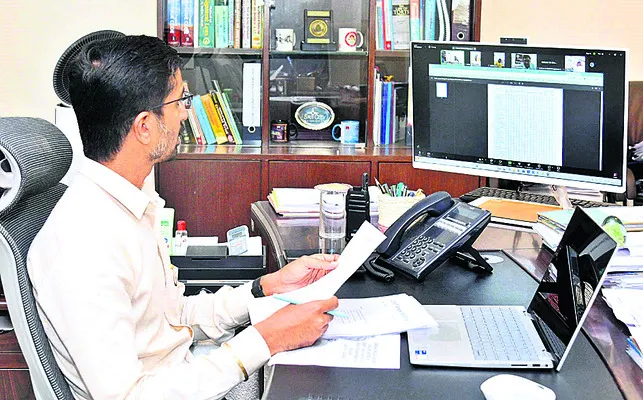 షెడ్ల నిర్మాణాలు పూర్తి చేయండి