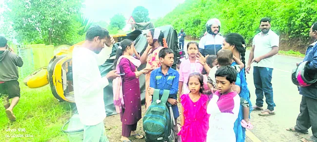 ఆటో బోల్తా – 12 మందికి గాయాలు 