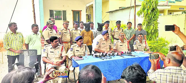 ఏటీఎంలో చోరీ కేసులో ఇద్దరు అరెస్టు