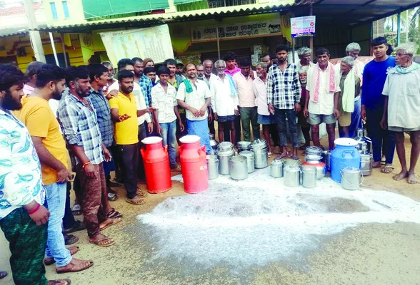 పాల డెయిరీ కార్యదర్శి తీరును నిరసిస్తూ ధర్నా