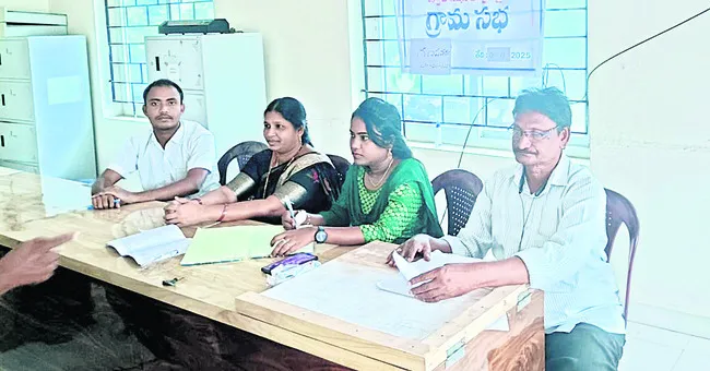 ఆక్వా రైతులను ఆదుకోవాలి