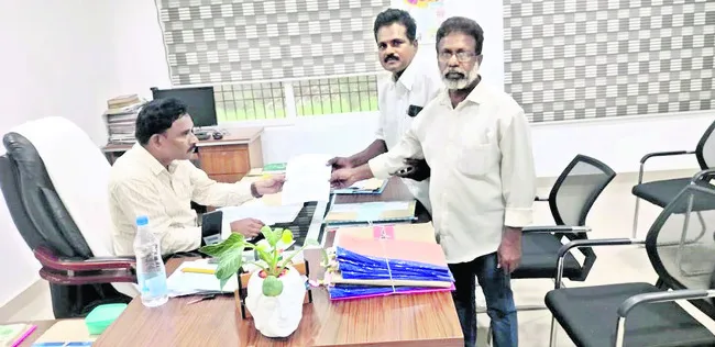 బడ్జెట్లో దళితులకు తగ్గిన కేటాయింపులు