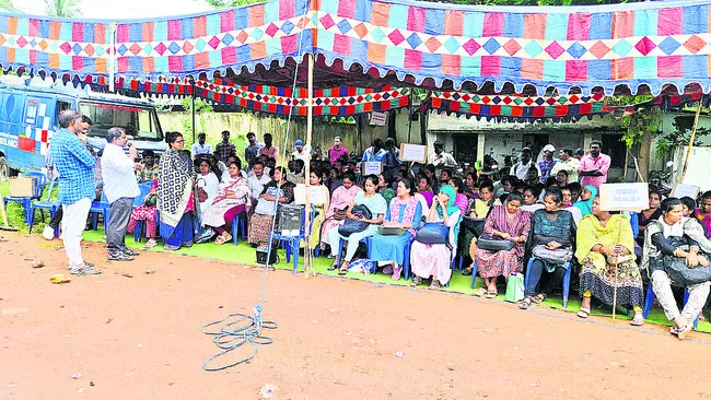 సచివాలయ ఉద్యోగుల నిరసన