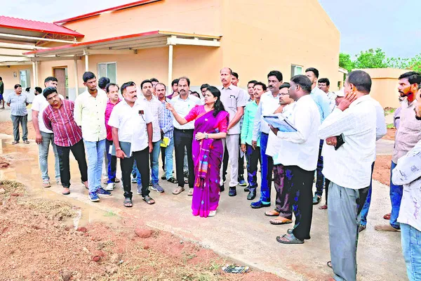 పీవీ విజ్ఞాన కేంద్రం పనులు పూర్తి చేయండి