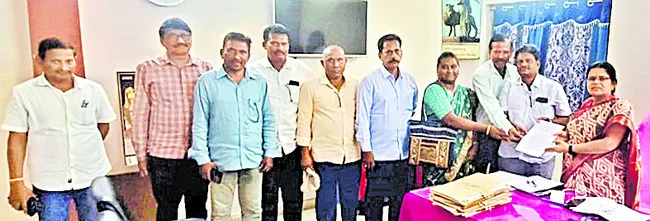 బదిలీ అయిన ఉపాధ్యాయులను రిలీవ్ చేయాలి