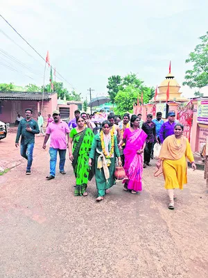 తండ్రికి తలకొరివి పెట్టిన తనయ