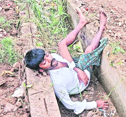 డ్రైన్లో పడి యువకుడి మృతి