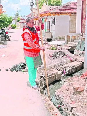 చదివింది పీజీ.. చేస్తోంది పారిశుధ్య పని