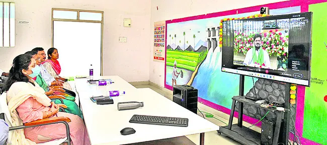 కలెక్టర్‌ సాక్షిగా కరెంట్‌ కట్‌