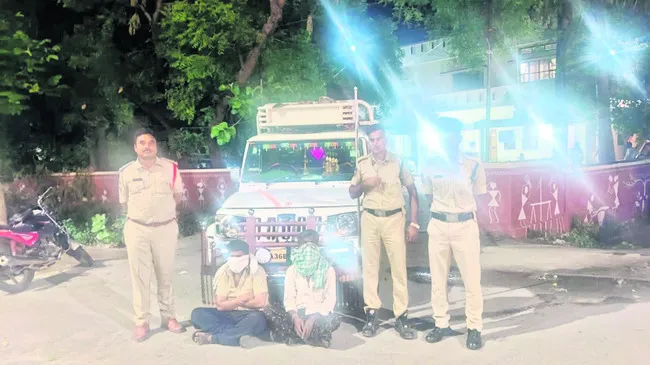 అడవి పందులను వేటాడిన నిందితుల అరెస్ట్‌ 