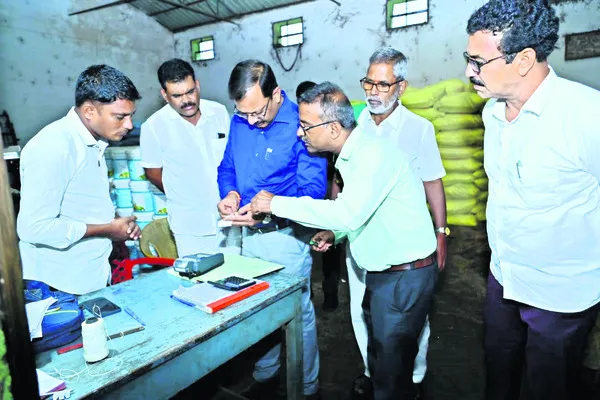 అందుబాటులో ఎరువులు, విత్తనాలు