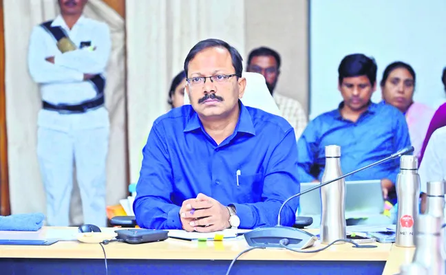 ‘భూ భారతి’ దరఖాస్తులను పరిష్కరించాలి 