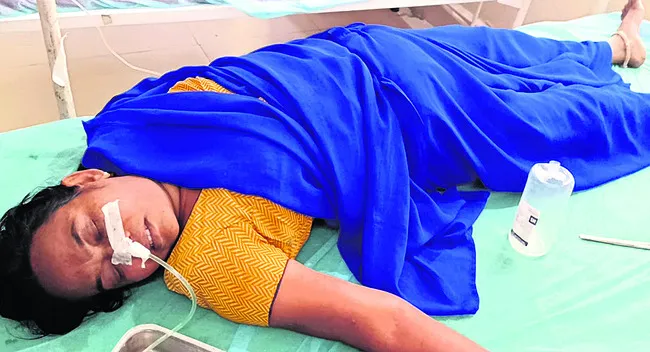 సీహెచ్‌సీలో స్వీపర్‌ ఆత్మహత్యాయత్నం 
