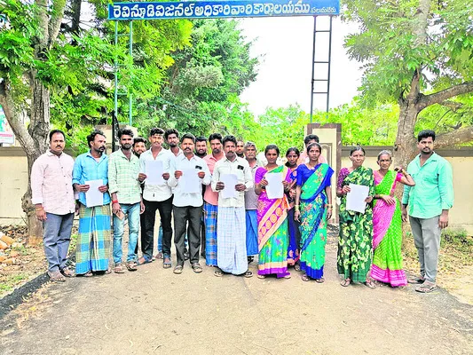 ఊరిలోని బడి కోసం పోరాటం