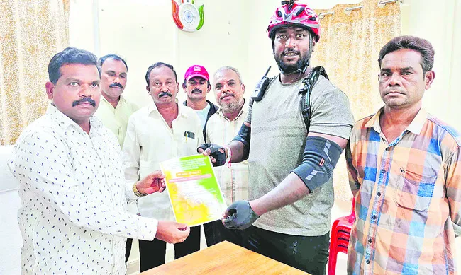 సైకిల్ యాత్రికుడు.. పర్యావరణ ప్రేమికుడు