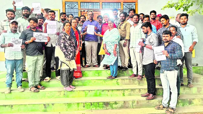 సచివాలయ ఉద్యోగుల బదిలీల్లో రాజకీయం