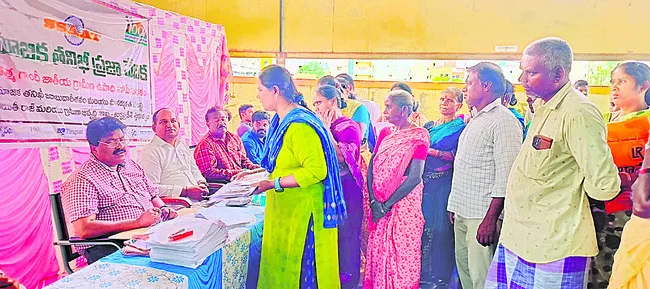 ‘ఉపాధి’ అక్రమాలపై వేటు