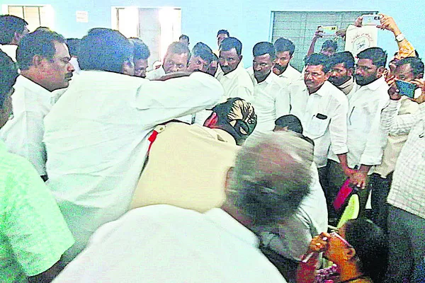 ‘తమ్ముళ్ల’ బాహాబాహీ