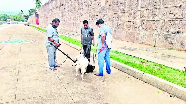 శ్రీశైలంలో ముమ్మర తనిఖీలు