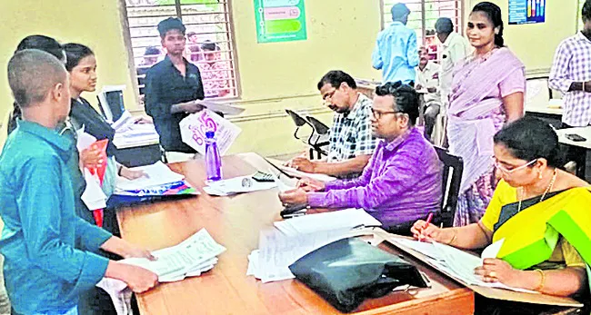 కొనసాగుతున్న సర్టిఫికెట్ల పరిశీలన