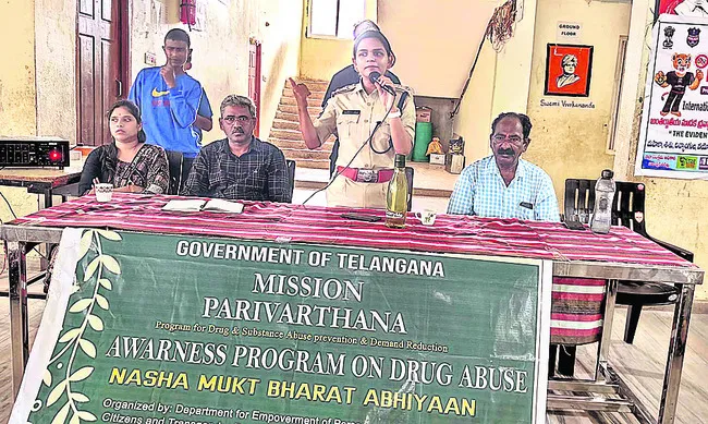 చెడు వ్యసనాలకు దూరంగా ఉండాలి
