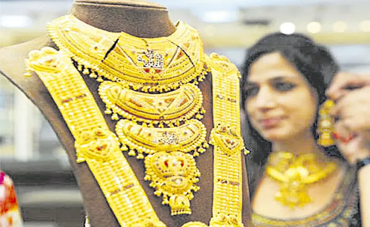 Gold prices in Delhi fell by Rs 900 to Rs 98900 per 10 grams