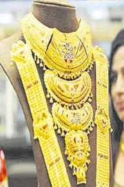 Gold prices in Delhi fell by Rs 900 to Rs 98900 per 10 grams5