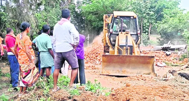 అక్రమ కట్టడాల కూల్చివేత