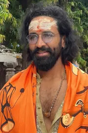 Manchu Vishnu Visits Srisailam Temple Ahead Of Kannappa Release5