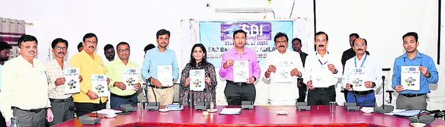 లక్ష్యాలకు అనుగుణంగా రుణాలందించాలి