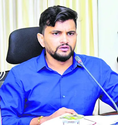 జిల్లా అంతటా బుధవారం ఉష్ణోగ్రతలు స్వల్పంగా తగ్గాయి. ఆకా
