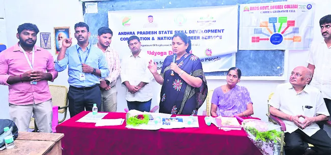 దివ్యాంగులకు జాబ్‌ మేళా 